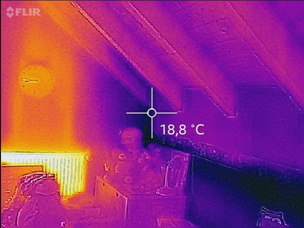 Energie sparen mit Energieausweis Heizverluste im Dach sichtbar Wärme welche in der Dachdämmung verschwindet