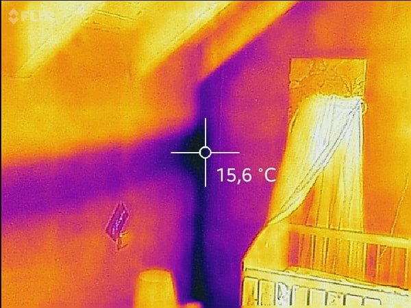 Energieeinsparung  Heizverluste in der Ecke vom Dach sichtbar Wärme welche verschwindet
