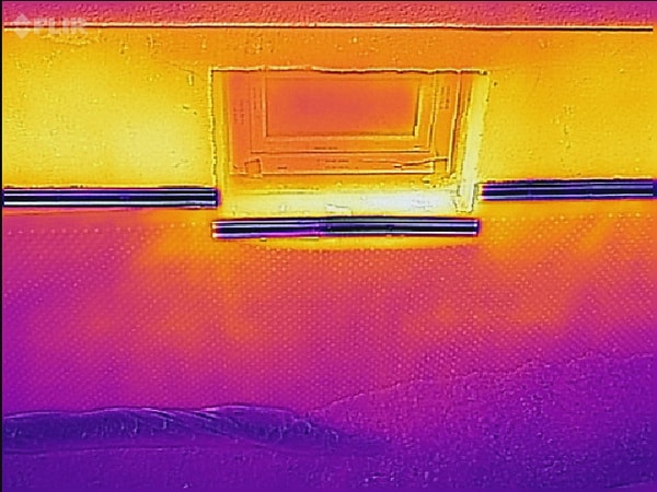 Energie sparen mit Energieausweis Wärme welche an der Kellerwand verschwindet